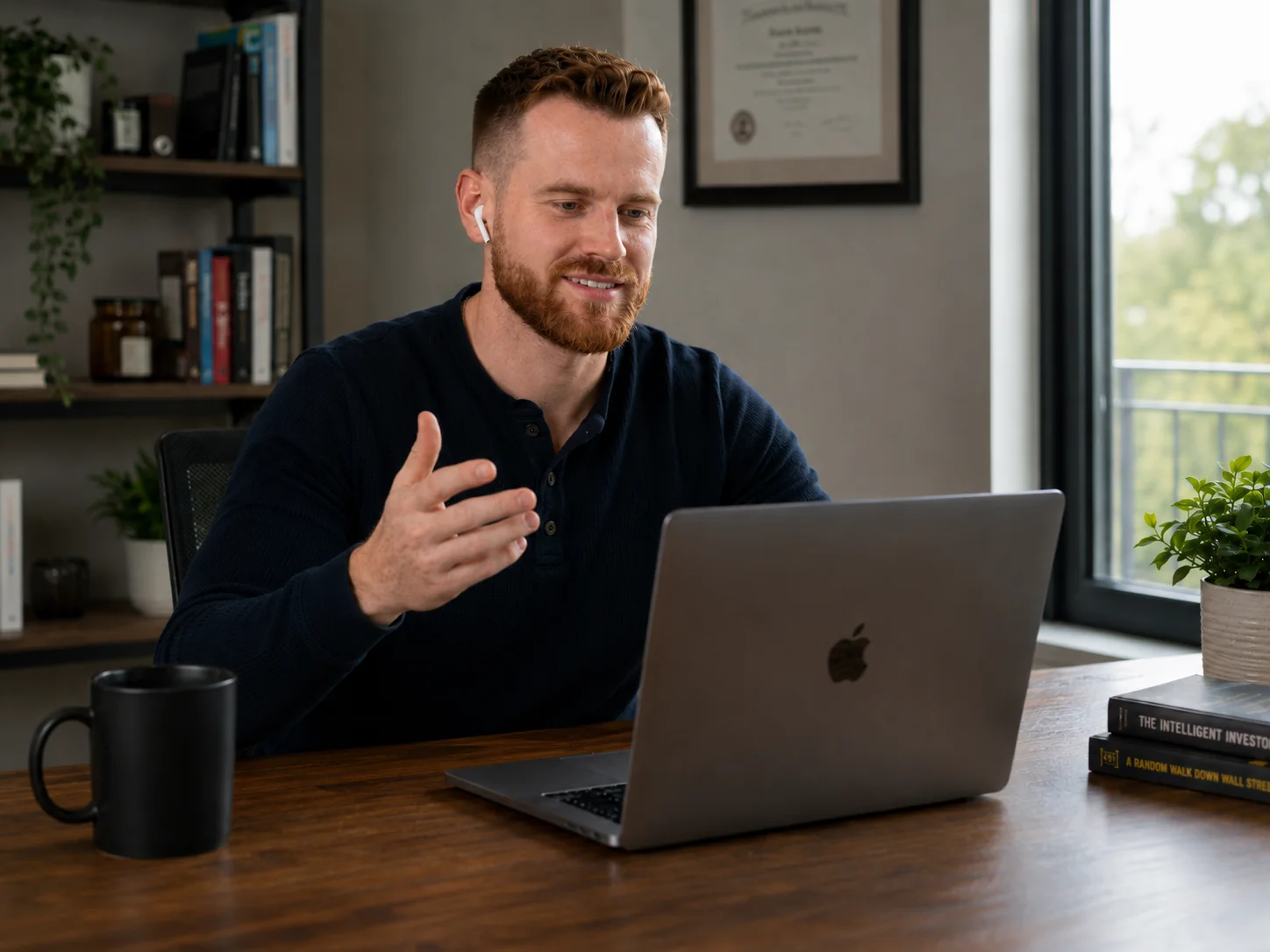 Liam Mahoney conversando em uma videochamada em seu escritório